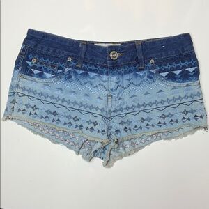 Embroidered Parisian hot pants jean shorts. Frayed hem, acid wash.